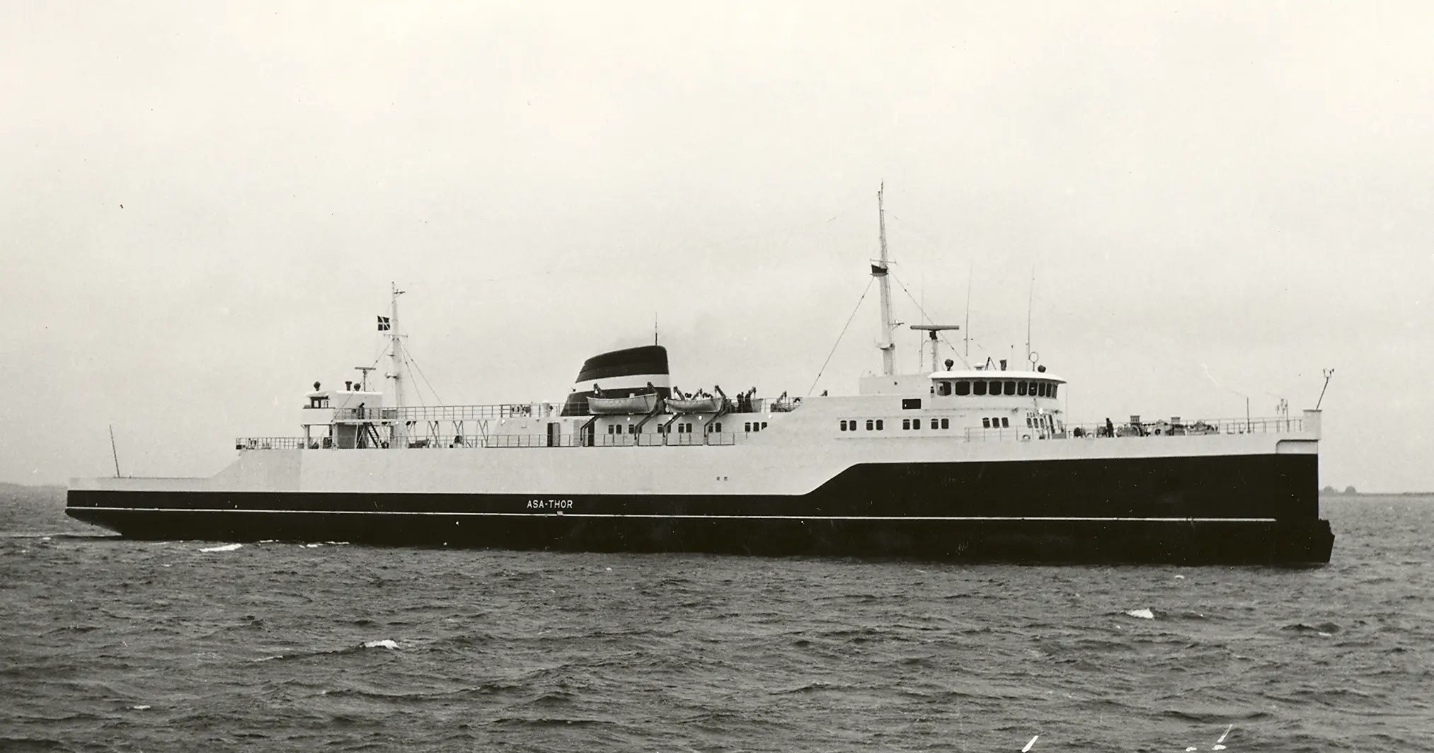 M/S ASA-THOR. Færge på ruten Korsør - Nyborg. DSBs første fragtskib: en firesporet godsfærge til 22 millioner kr. Billede fra MS Museet for Søfarts samling (mfs.dk). Dette billede er licenseret under CC BY-NC-SA 2.0.