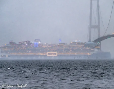 Icon Of The Seas passerede Storebæltsbroen d. 1. december 2023. Foto: Nicolaj D. Jepsen