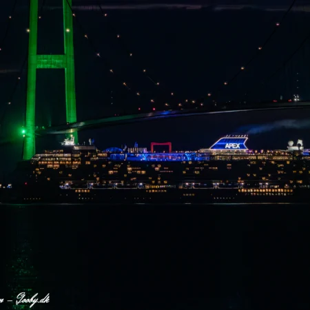 Celebrity Apex under den grønne Storebæltsbro d. 30. maj 2024. Foto: Nicolaj D. Jepsen