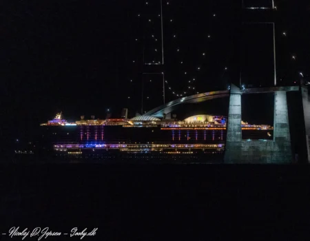 AIDAcosma – IMO: 9781877 passerer Storebæltsbroen for første gang. Foto: Nicolaj D. Jepsen