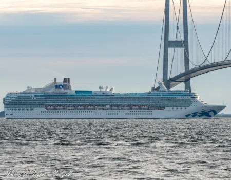 Island Princess passerer Storebæltsbroen d. 12. juli 2022. Foto: Nicolaj D. Jepsen