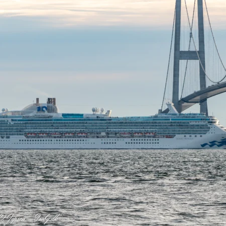 Island Princess passerer Storebæltsbroen d. 12. juli 2022. Foto: Nicolaj D. Jepsen