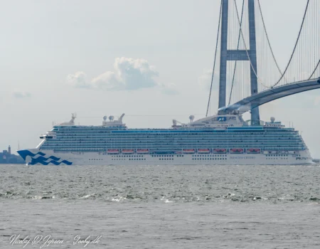 Sky Princess passerer Storebæltsbroen på vej til Gdynia d. 5. september 2022. Foto: Nicolaj D. Jepsen
