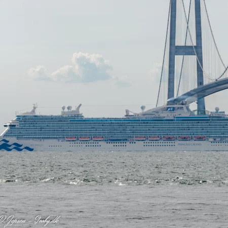 Sky Princess passerer Storebæltsbroen på vej til Gdynia d. 5. september 2022. Foto: Nicolaj D. Jepsen