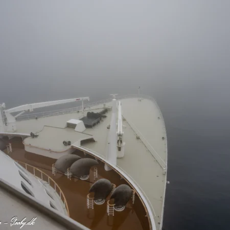 Stævnen set fra Observationsdækket (dæk 11) over broen på Queen Mary 2 i tågen på Atlanterhavet d. 11. juni 2025. Foto: Nicolaj D. Jepsen