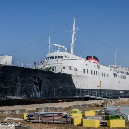 Broen på sin plads i forårssolen