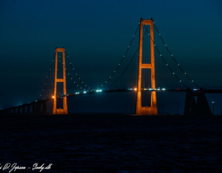 Storebæltsbroen i orange d. 2. april 2026 i anledning af den internationale autismedag. Foto: Nicolaj D. Jepsen