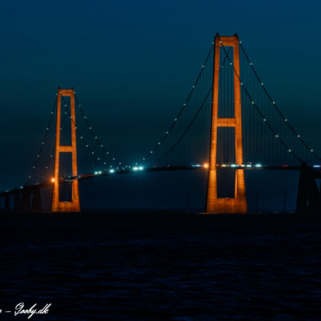 Storebæltsbroen i orange d. 2. april 2026 i anledning af den internationale autismedag. Foto: Nicolaj D. Jepsen