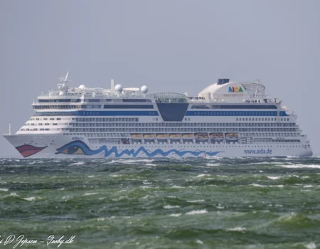 AIDAdiva sydgående i Storebælt d. 6. april 2026. Foto: Nicolaj D. Jepsen