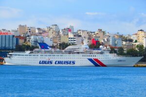 Louis Aura i Piræus d. 3. maj 2014. Foto: Mister No, CC BY 3.0, via Wikimedia Commons