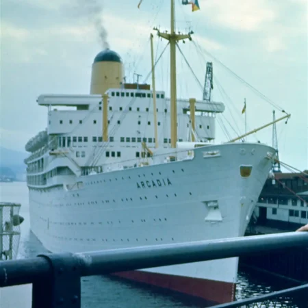 Arcadia langs kaj i Vancouver, BC. Skibet skal på krydstogt til Hawai. © Foto: Steve Morgan (wikimedia), 20. maj, 1974. Dette billede er licenseret under CC BY-SA 3.0.