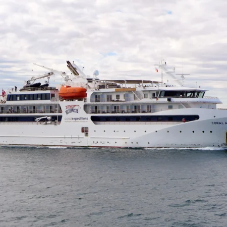 Coral Adventurer afgår fra Fremantle Harbour, og starter ​​et krydstogt til Abrolhos-øerne og Coral Coast d. 2. marts 2023. Foto: Bahnfrend, CC BY-SA 4.0, via Wikimedia Commons