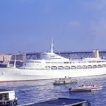 P&Os Canberra & Sydney færgen LADY EDELINE & Hydrofoil FAIRLIGHT ved Circular Quay 4. marts 1974. Billede: John Ward, CC BY 4.0, via Wikimedia Commons