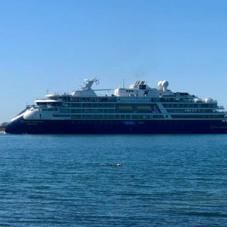 National Geographic Resolution på vej igennem Gabet d. 7. april, 2026. Foto: Brian Lauritsen